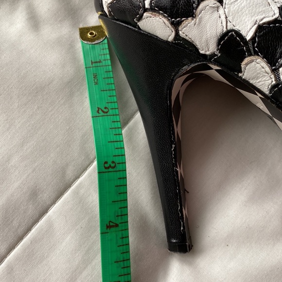 BETSY JOHNSON black and white heart peep toe pumps - Picture 12 of 12